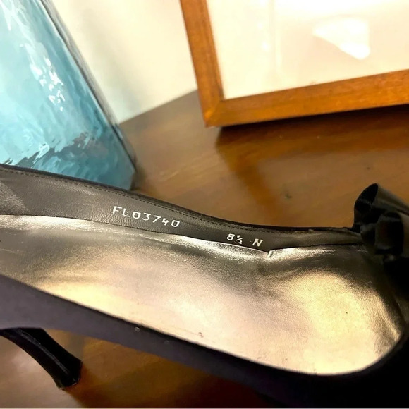 Stuart Weitzman satin Gigiritz  ruffle pump in 8.5 mint condition leather sole - Picture 4 of 12